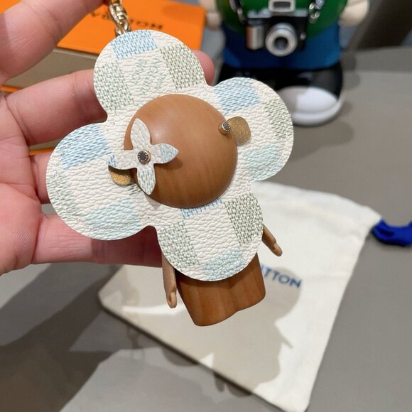 Louis Vuitton Quilted Flower - Shaped Keychain - Picture 4 of 5